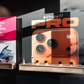 Werbeplakat für iPhone 17 Pro mit Kameramodul in Schaufensterdisplay