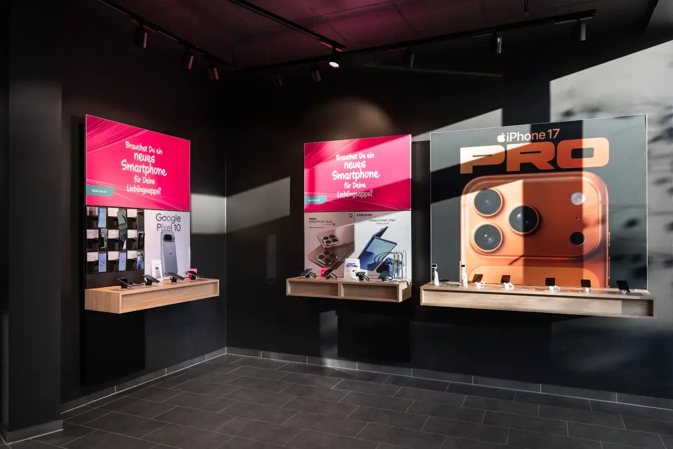 Smartphone-Shop mit Auslagen und Werbetafeln für Google Pixel und iPhone Pro