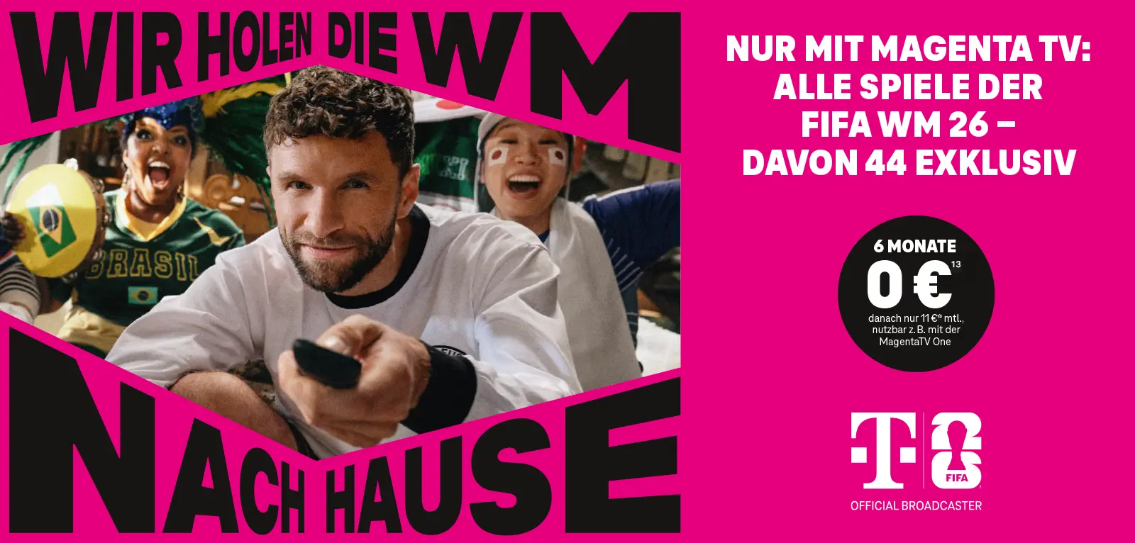 Fans jubeln vor TV, MagentaTV wirbt mit FIFA WM 26 Fußball-Streaming