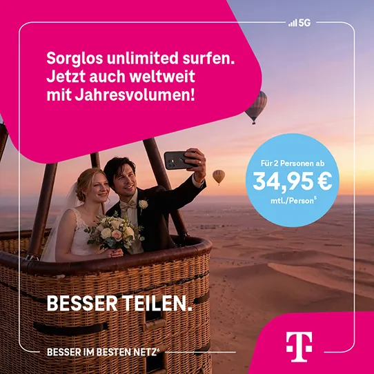Junges Paar macht Selfie im Heißluftballon, Telekom wirbt für weltweites Internet.